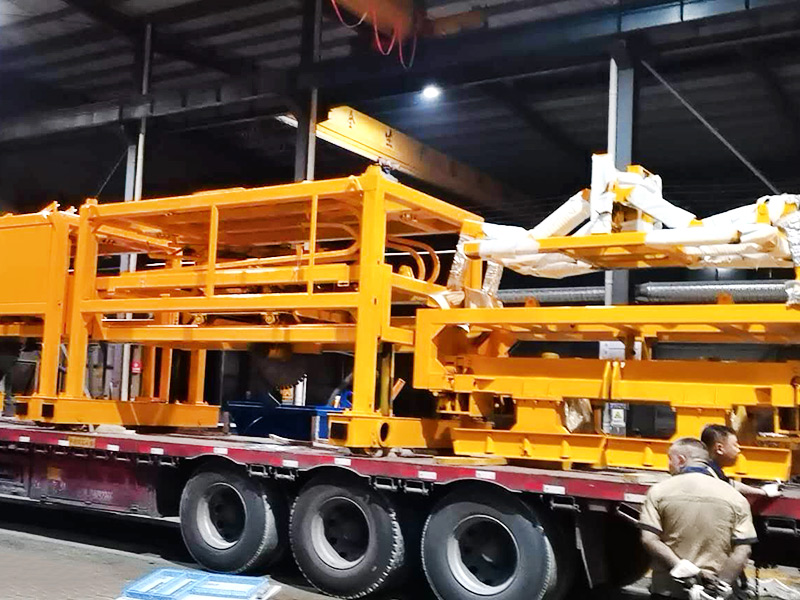 阿聯(lián)酋軌枕設(shè)備裝車2